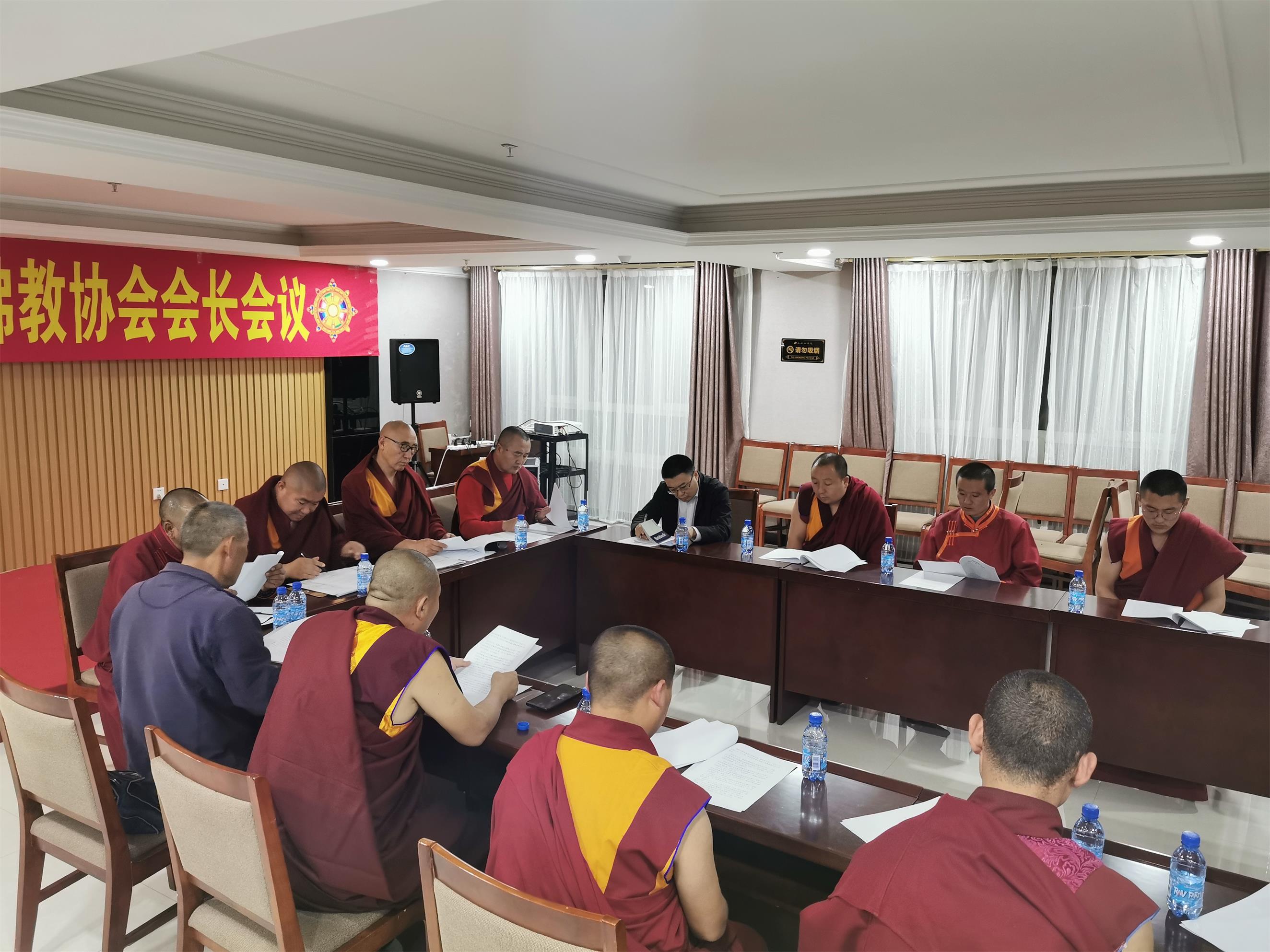 2020赤峰市佛教协会会长会议、外出考察成果交流会、迎请拉老师舍利千供法会在宁城法轮寺举行(图3)