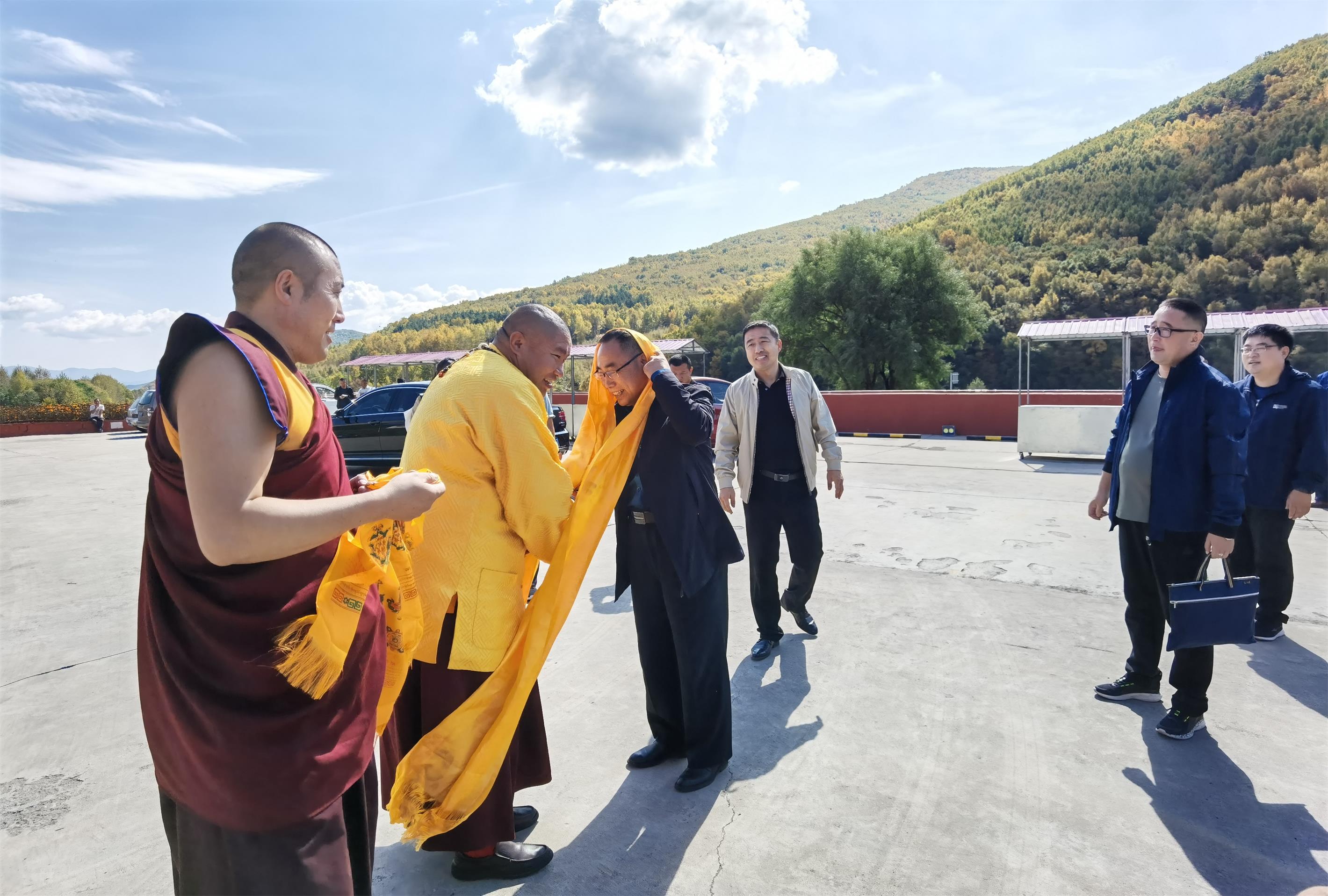 赤峰市巴林左旗委统战部副部长、宗教局长王世明一行到康宁寺考察指导(图2)