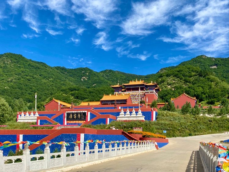 赤峰市巴林左旗委统战部副部长、宗教局长王世明一行到康宁寺考察指导