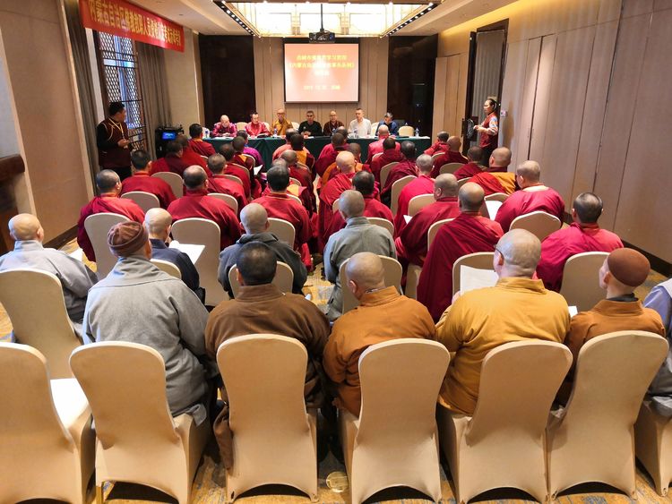 赤峰市佛教界学习贯彻《内蒙古自治区宗教事务条例》动员大会隆重召开！(图6)