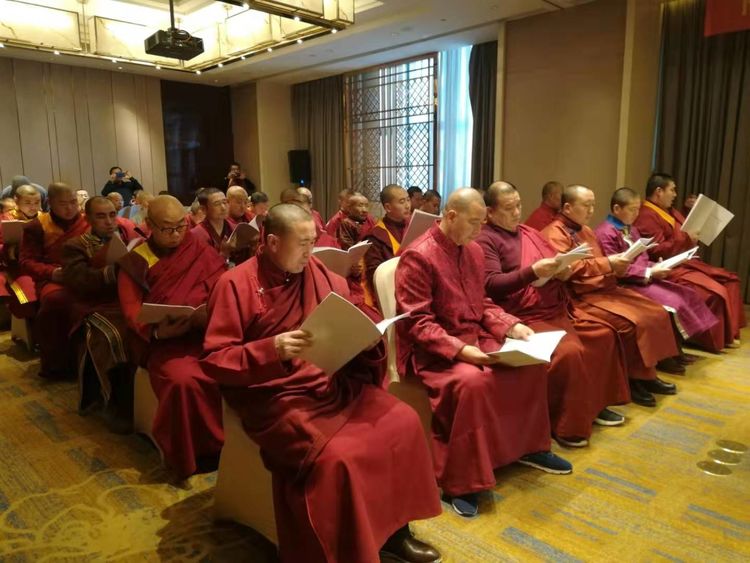 赤峰市佛教界学习贯彻《内蒙古自治区宗教事务条例》动员大会隆重召开！(图7)